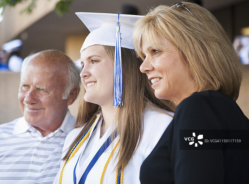 爷爷奶奶和孙女参加毕业典礼图片素材