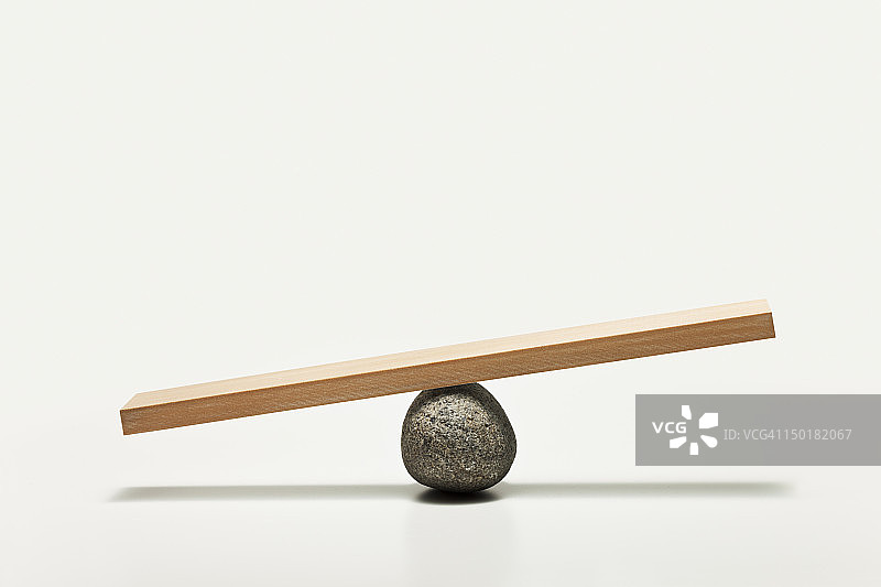 石头上的跷跷板图片素材