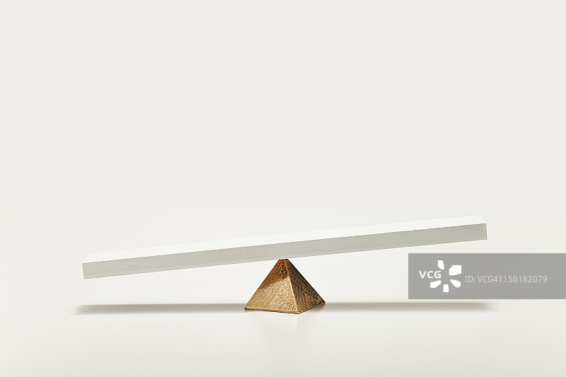 金字塔上的跷跷板图片素材