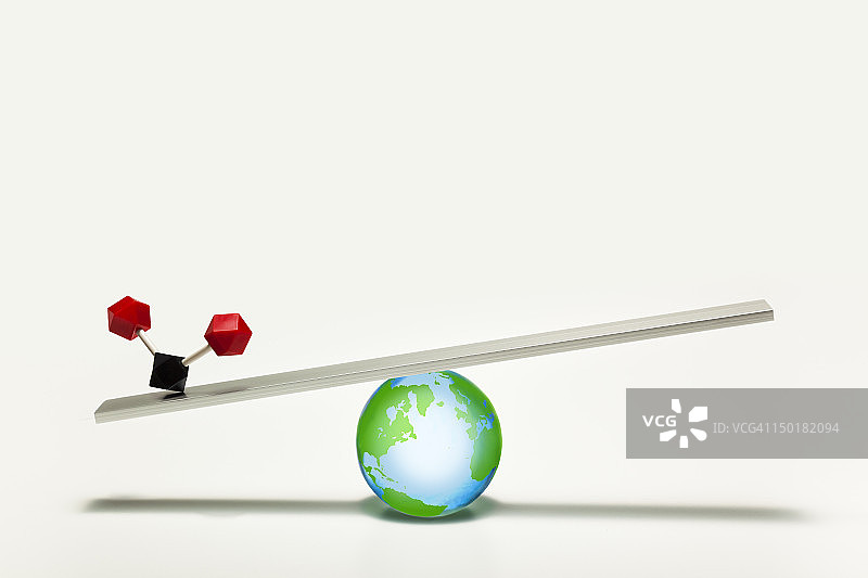 带有二氧化碳分子的地球仪上的跷跷板图片素材