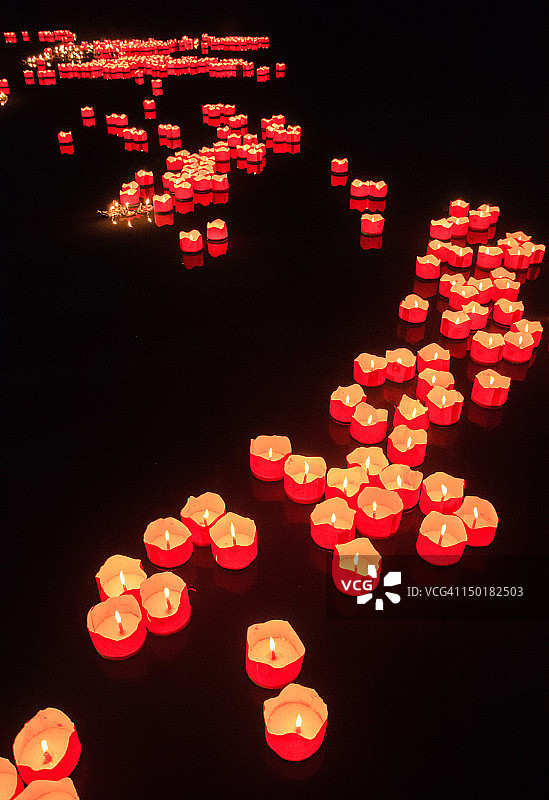 漂浮的河灯图片素材
