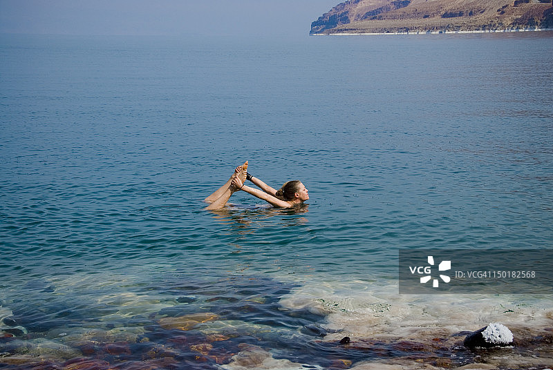 在死海做瑜伽的女人图片素材