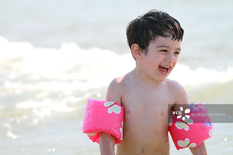 微笑的男孩在海边图片素材