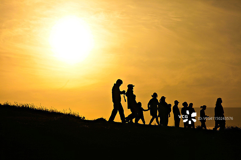 日落时分的一群人图片素材