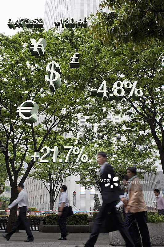 手持财务数据的商务人士图片素材