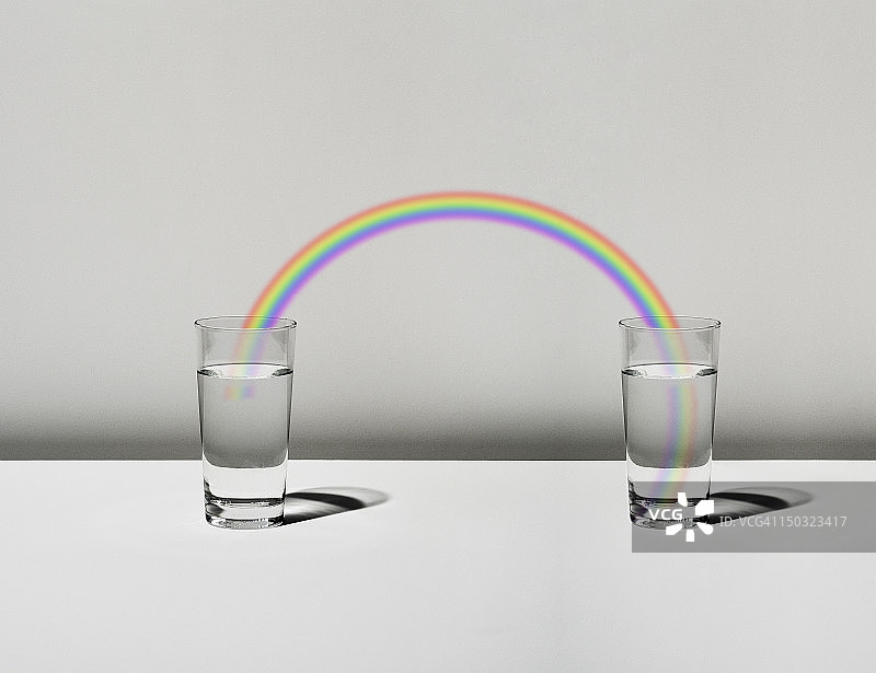 水杯中的彩虹图片素材