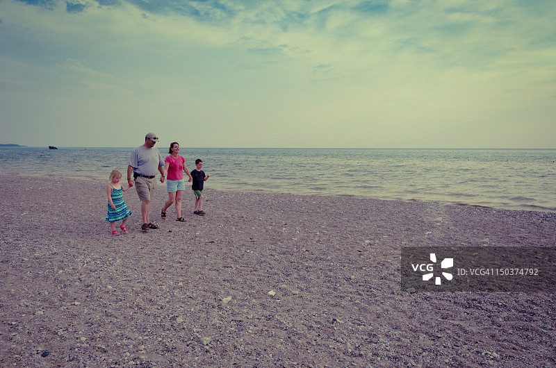 一家人在海滩上散步图片素材