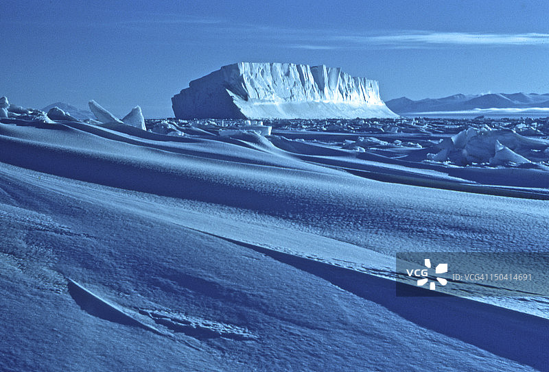 被海冰锁住的冰山，麦克默多海峡，1958年图片素材