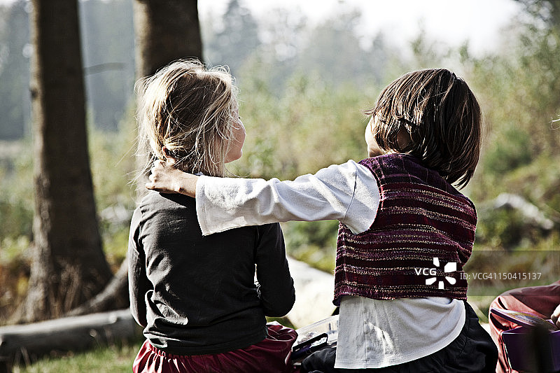 丹麦森林幼儿园里的孩子们图片素材