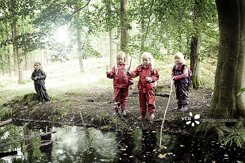 森林里的儿童图片素材
