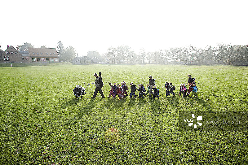 在去森林路上的儿童图片素材
