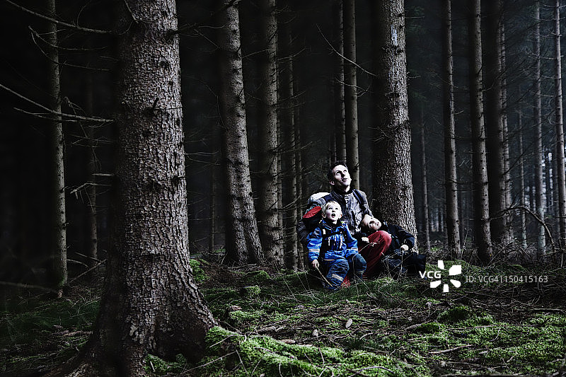 在森林里和保育员在一起的孩子们图片素材