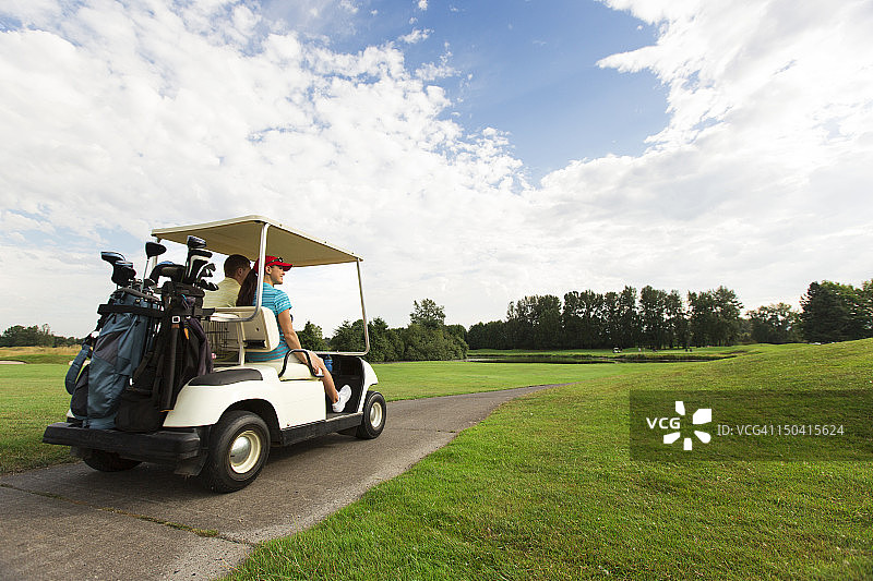 一对情侣在打高尔夫球图片素材