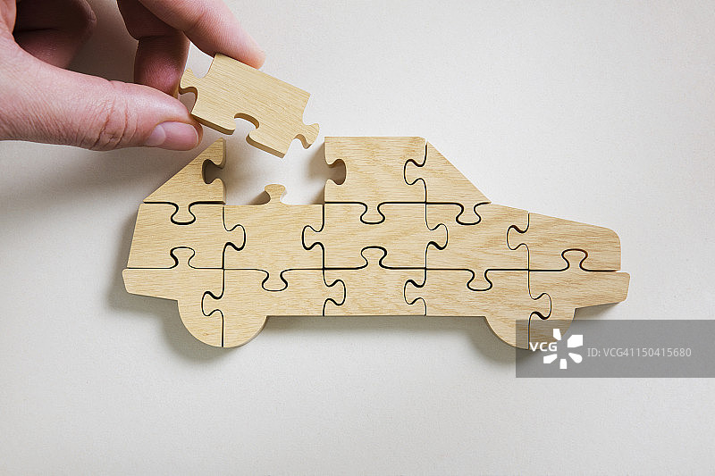 木制汽车拼图，放入最后一块图片素材