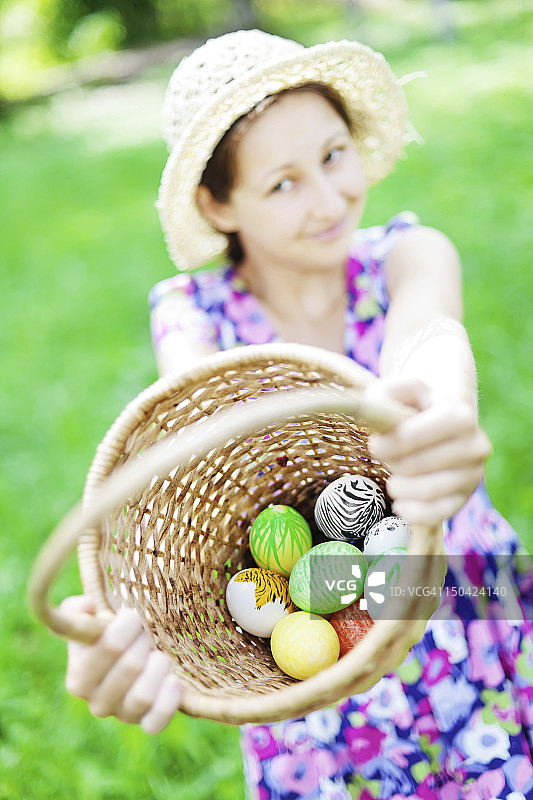 拿着复活节彩蛋的女孩图片素材