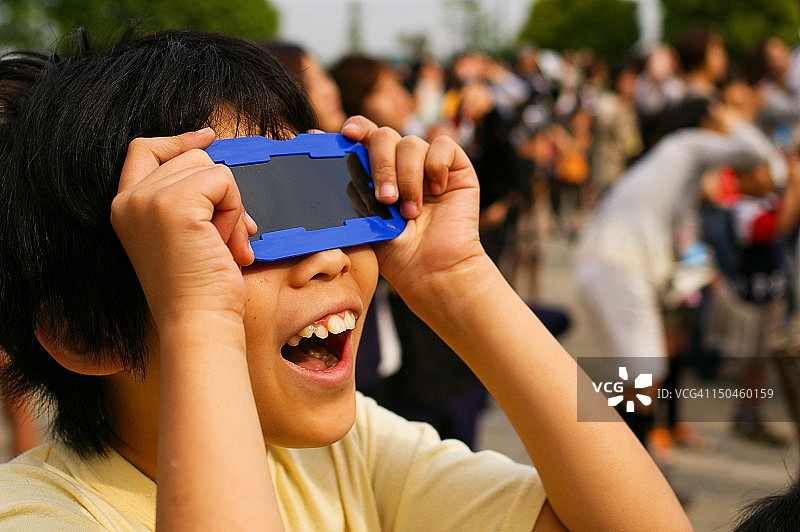 观察日食图片素材