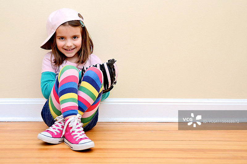 穿着彩色棒球服的小女孩图片素材