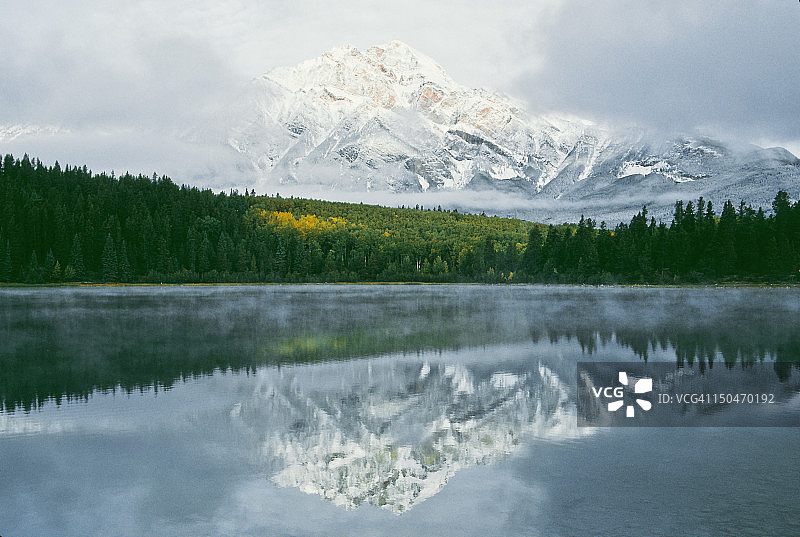 雪山金字塔图片素材