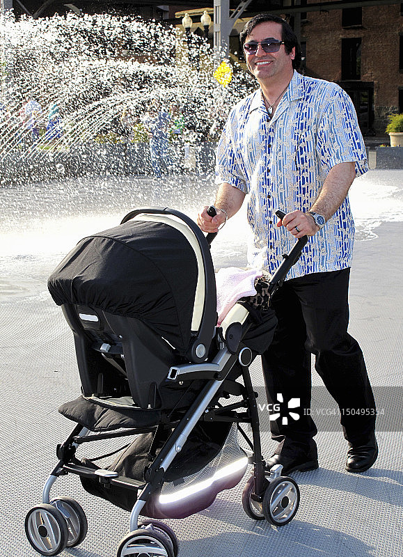 单亲爸爸用婴儿车推着新生儿图片素材