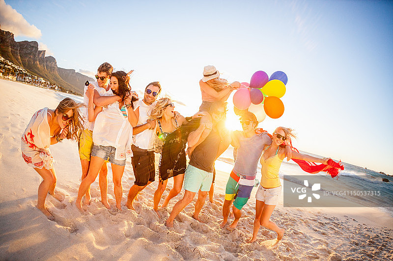 在海滩上玩耍的年轻派对人群图片素材