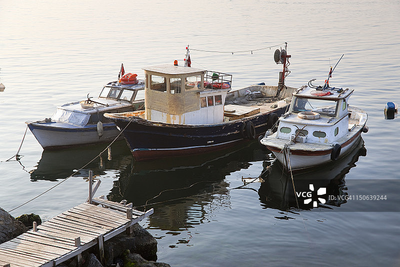 停靠在码头的拖船图片素材