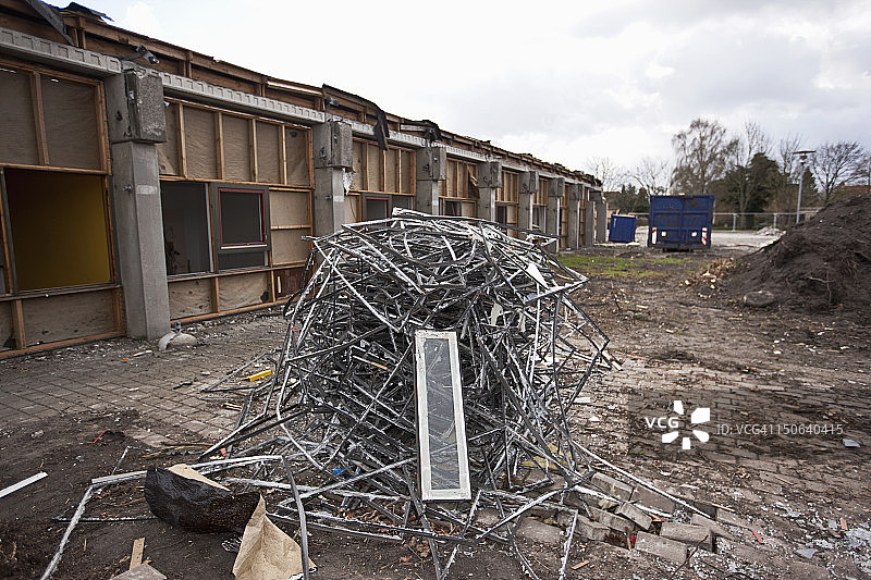 建筑工地上的废金属堆图片素材