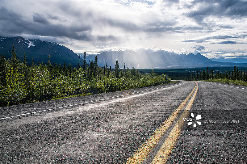 育空公路上的阳光图片素材