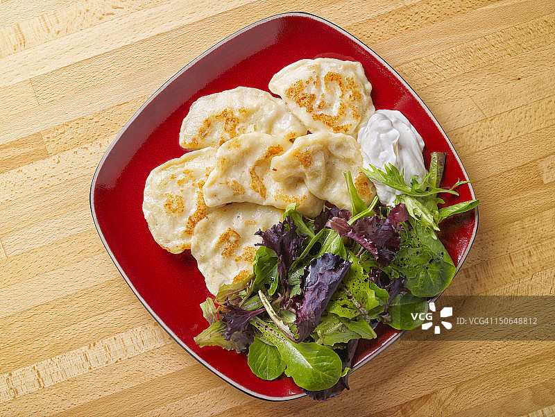 波兰饺子和酸奶油图片素材