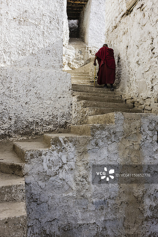 梯寺中攀登楼梯的僧侣图片素材