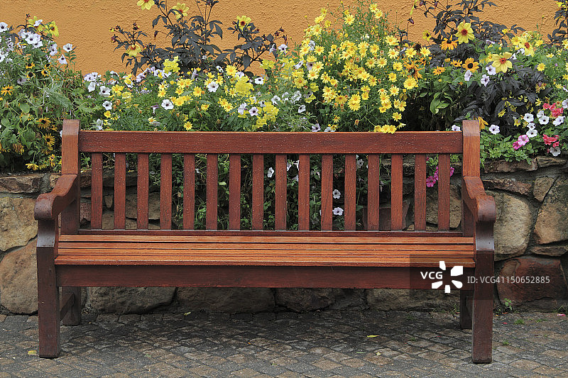 木制公园长椅和鲜花图片素材