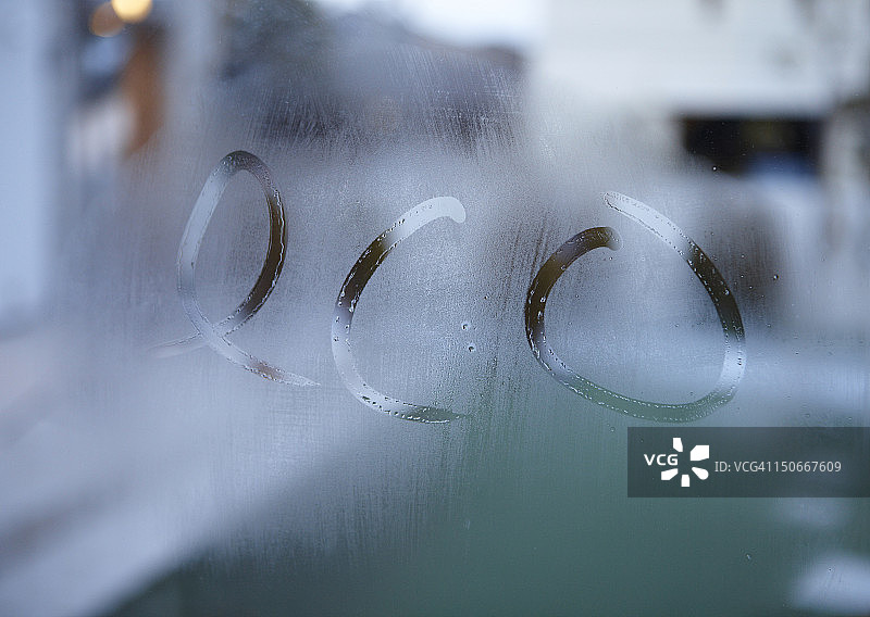 写在雾气玻璃上的“环保”字样图片素材