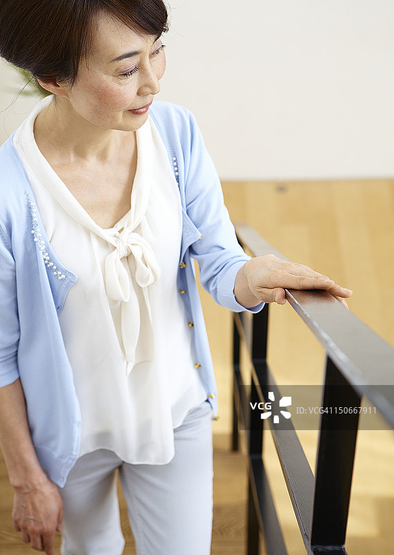 年长的女人上楼梯图片素材