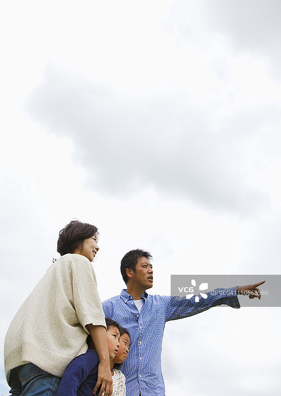 一家人仰望天空图片素材
