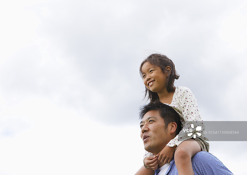 父亲扛着女儿图片素材