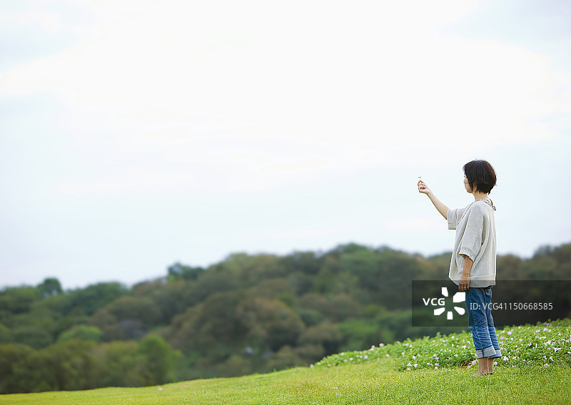草地上的女人图片素材