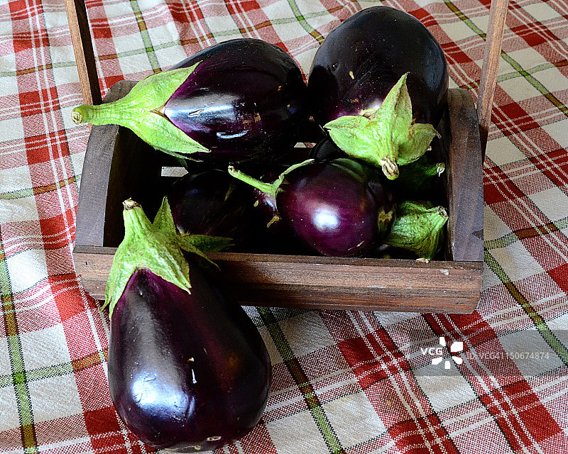 装满茄子的木篮图片素材