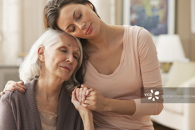 温馨的母女时刻图片素材