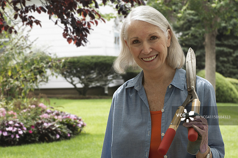 拿着一把园艺剪刀的年长妇女图片素材