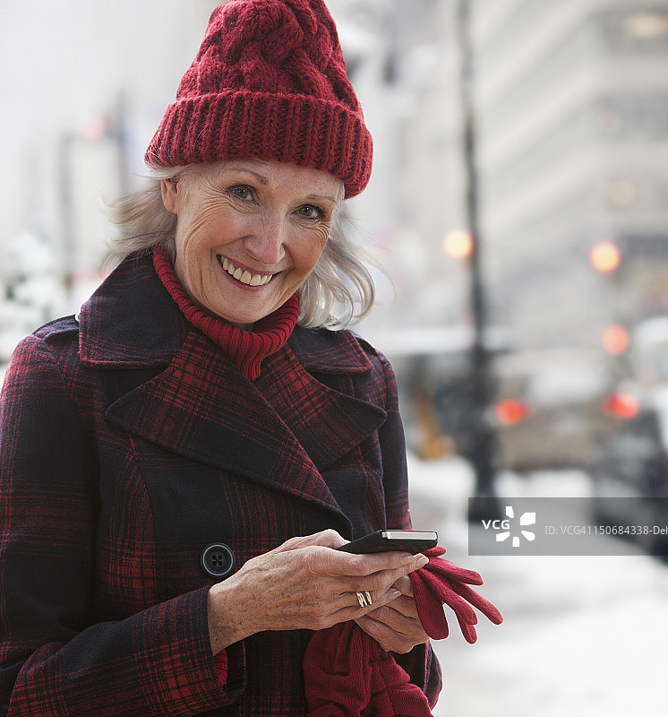 老年妇女查看手机图片素材