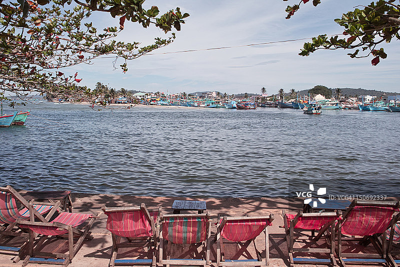 面对港口的太阳椅，越南阳东图片素材
