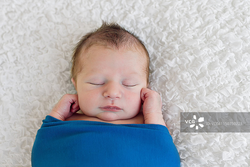 睡着的新生男婴图片素材