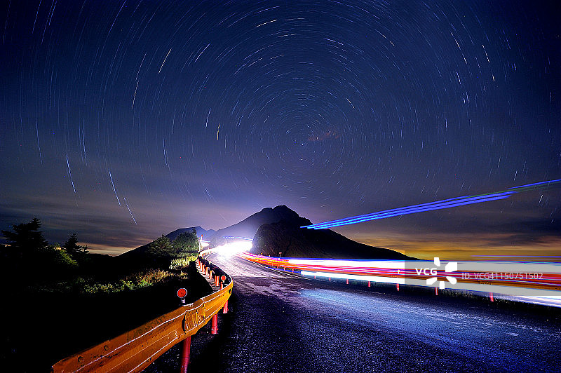 石门山的星轨图片素材