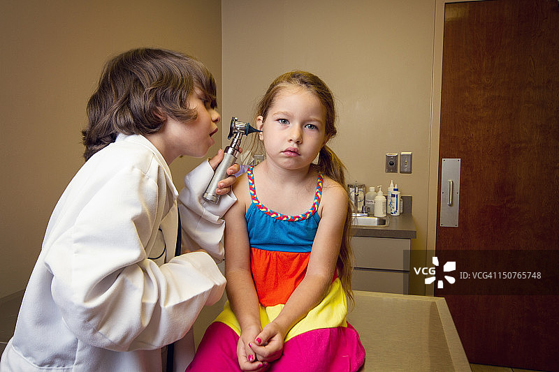 年轻医生和患者图片素材