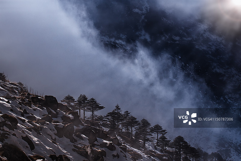 雪山上的晨光图片素材