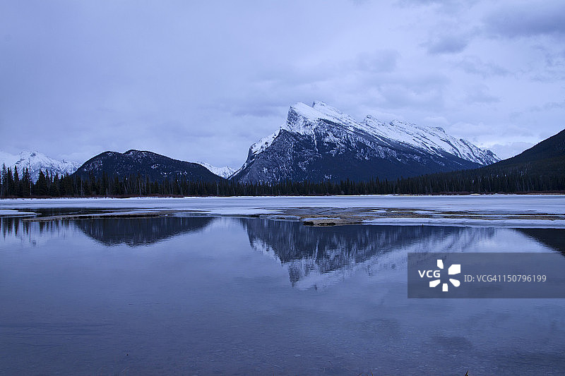 弗米利恩湖的倒影图片素材