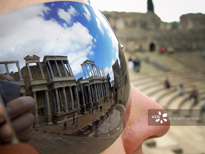 眼镜中倒映的罗马遗址图片素材