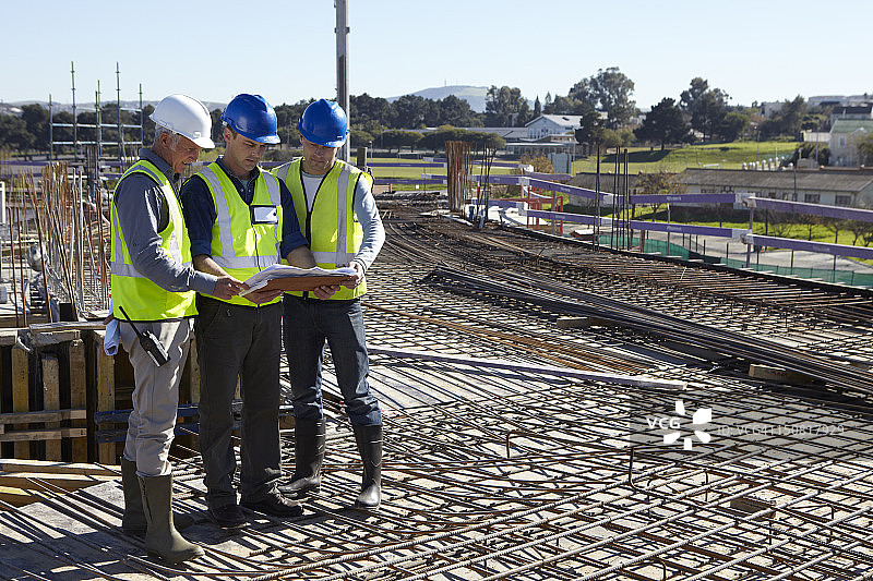 在建筑工地上协同工作的建筑工人图片素材