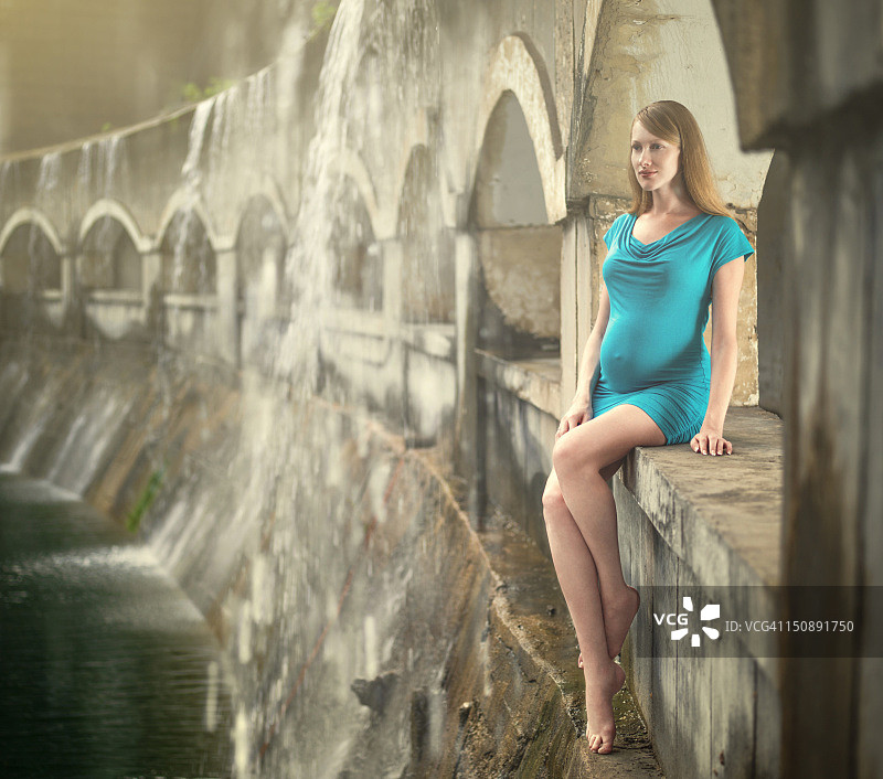 瀑布下的孕妇图片素材