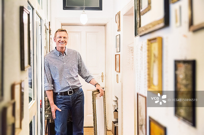 在旧公寓走廊里的艺术收藏家图片素材