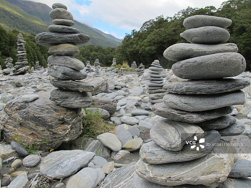 蓝池的叠石景观图片素材